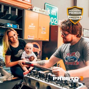 Profissionais premium da MHP Muscle Cars restaurando carro V8 com paixão e excelência.